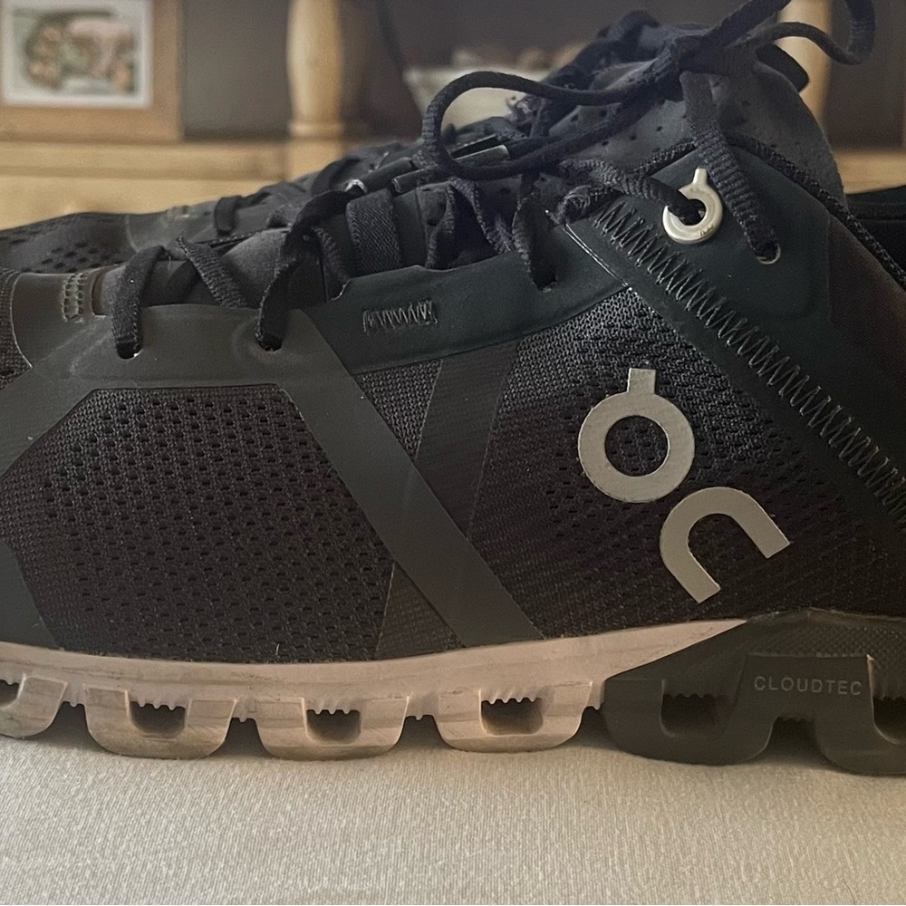 Black Oncloud Flow running sneakers